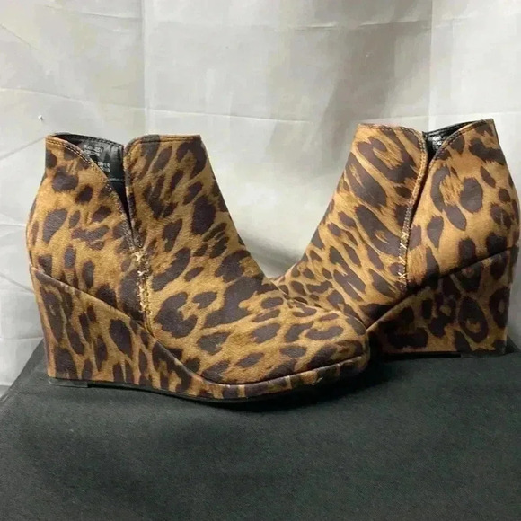 RAMPAGE WO SIZE 8  ANIMAL PRINT WEDGE HEEL ANKLE BOOT SIDE ZIPPER CLEAN - Picture 2 of 14